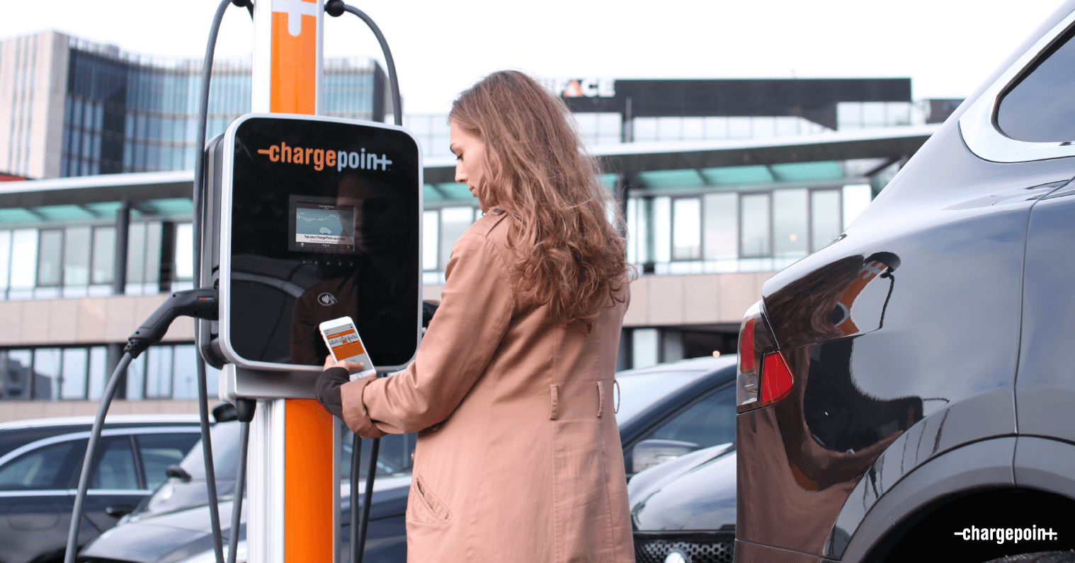 Vrouw staat bij oplader